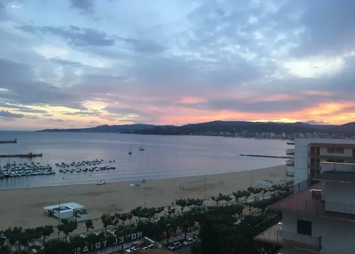 Апартаменты Seafront In