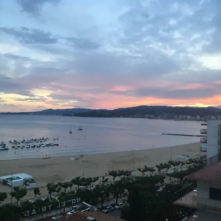 Апартаменты Seafront In